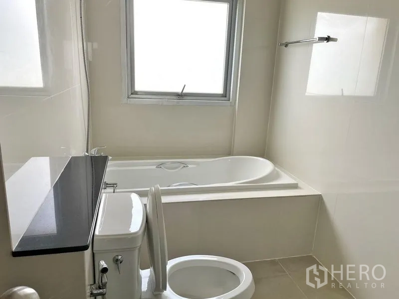 คอนโด ให้เช่าในKhlong Toei, Bangkok - ห้องน้ำสะอาดพร้อมอ่างอาบน้ำ ฝักบัว หน้าต่าง และโถสุขภัณฑ์