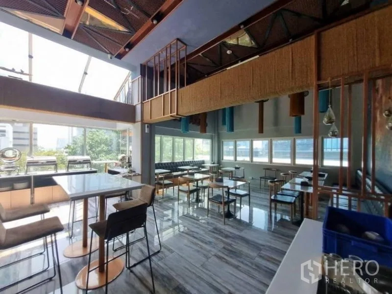 零售空间 出租在Bang Rak, Bangkok - 开放式用餐大厅，夹层与多组餐桌