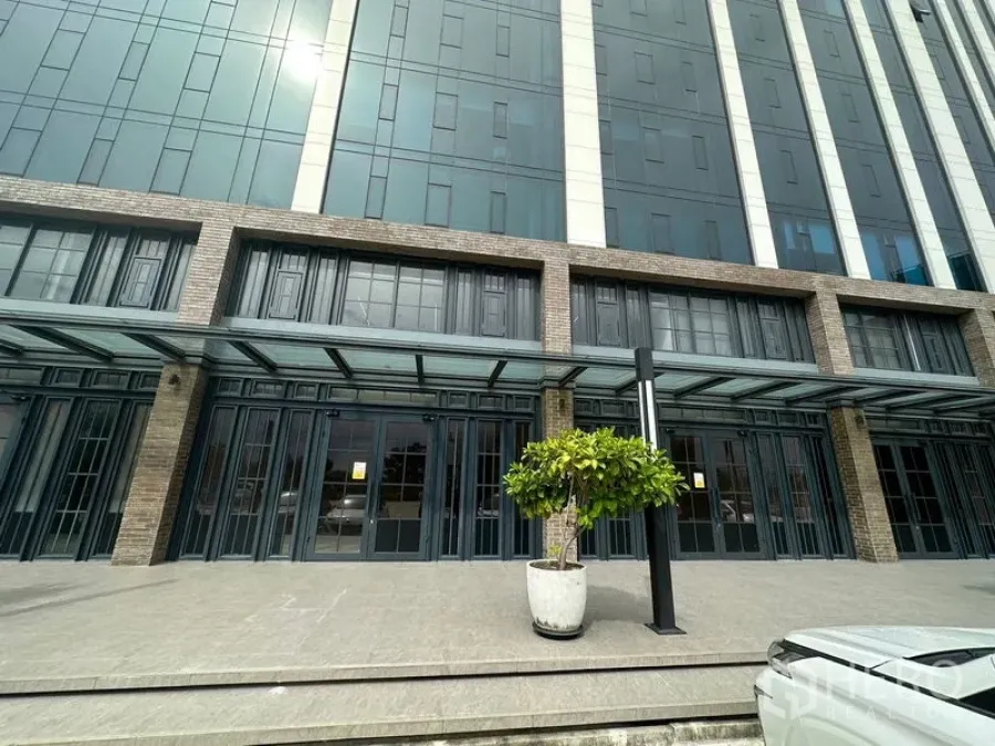 พื้นที่ขายปลีก ให้เช่าในBang Phli, Samut Prakan - ด้านหน้าอาคารสมัยใหม่ มีกันสาดกระจก ผนังก่ออิฐ และประตูหน้าร้านหลายช่อง