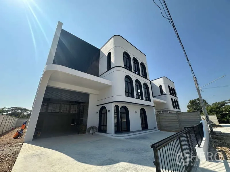 โรงงาน ขายในLam Luk Ka, Pathum Thani - ด้านหน้าอาคารทันสมัย มีพื้นที่โหลดสินค้าในร่ม ประตูม้วนขนาดใหญ่ และออฟฟิศ