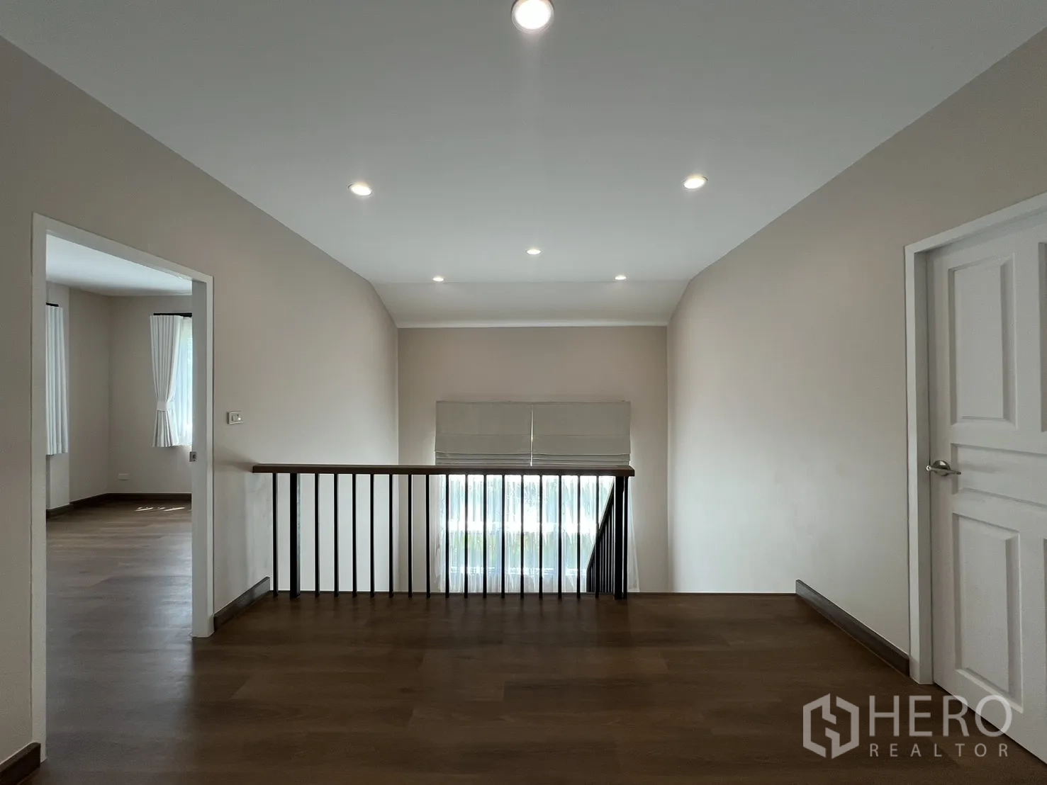 独立式住宅 出租在Mueang Samut Prakan, Samut Prakan - 室外有顶走廊，通往泰式厨房与后花园。