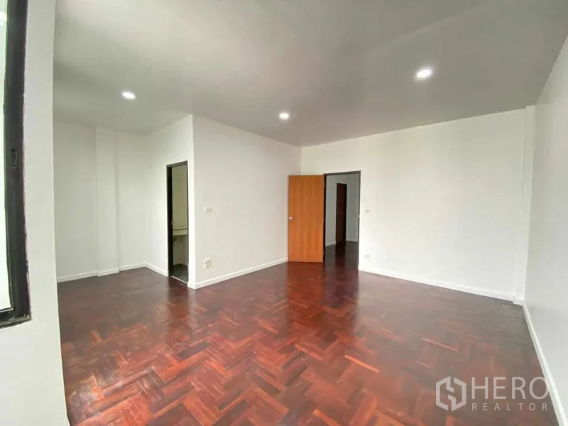 สำนักงานที่บ้าน ให้เช่าหรือขายในSuan Luang, Bangkok - ห้องนอน/ออฟฟิศ พื้นปาร์เกต์ ผนังสีขาว และประตูเชื่อมเข้าห้องน้ำ