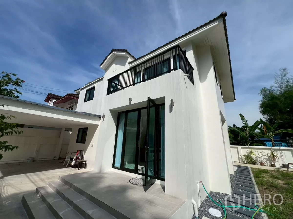 บ้าน ให้เช่าในSuan Luang, Bangkok - เฉลียงหน้าบ้านและระเบียง มุมมองตัวบ้านทาสีใหม่พร้อมที่จอดรถมีหลังคา.