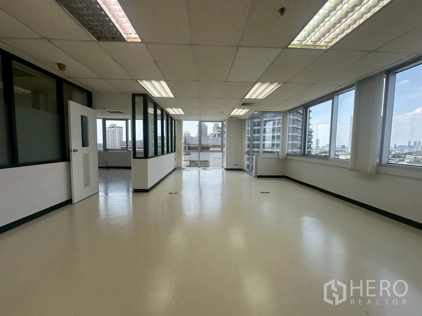 สำนักงาน ให้เช่า - โซนสำนักงานสว่างด้วยหน้าต่างมุม และมีประตูกระจกด้านท้าย มองเห็นวิวเมือง