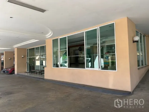 สำนักงาน ขาย - ทางเข้าอาคารสำนักงานพร้อมหลังคาและผนังกระจกในกรุงเทพฯ