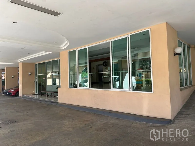 สำนักงาน ขาย - ทางเข้าอาคารสำนักงานพร้อมหลังคาและผนังกระจกในกรุงเทพฯ