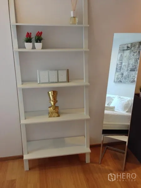 คอนโด ให้เช่าในWatthana, Bangkok - ชั้นวางของสีขาวพร้อมของตกแต่ง และกระจกเต็มตัวใกล้ทางเข้าห้องนอน