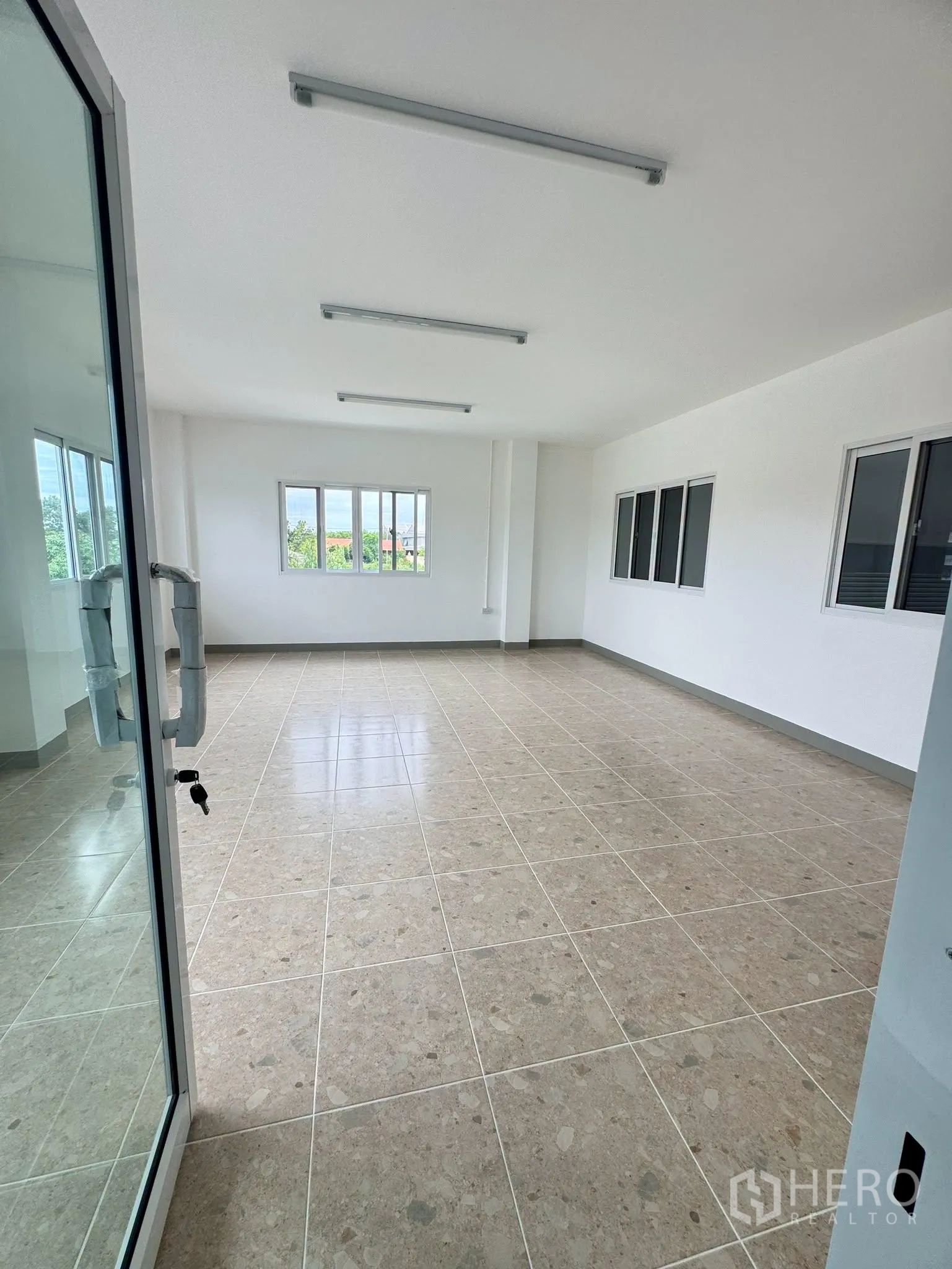 โกดัง for rent in Bang Bo, Samut Prakan - ห้องสำนักงานชั้นบนกว้าง ปูพื้นกระเบื้อง มีหน้าต่างหลายบาน