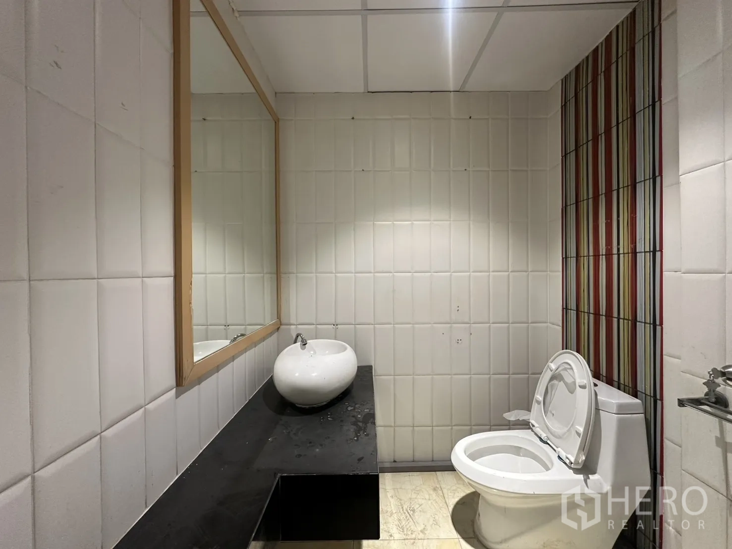 零售空间 for rent in Pathum Wan, Bangkok - 卫生间配大镜、台上盆与坐便器