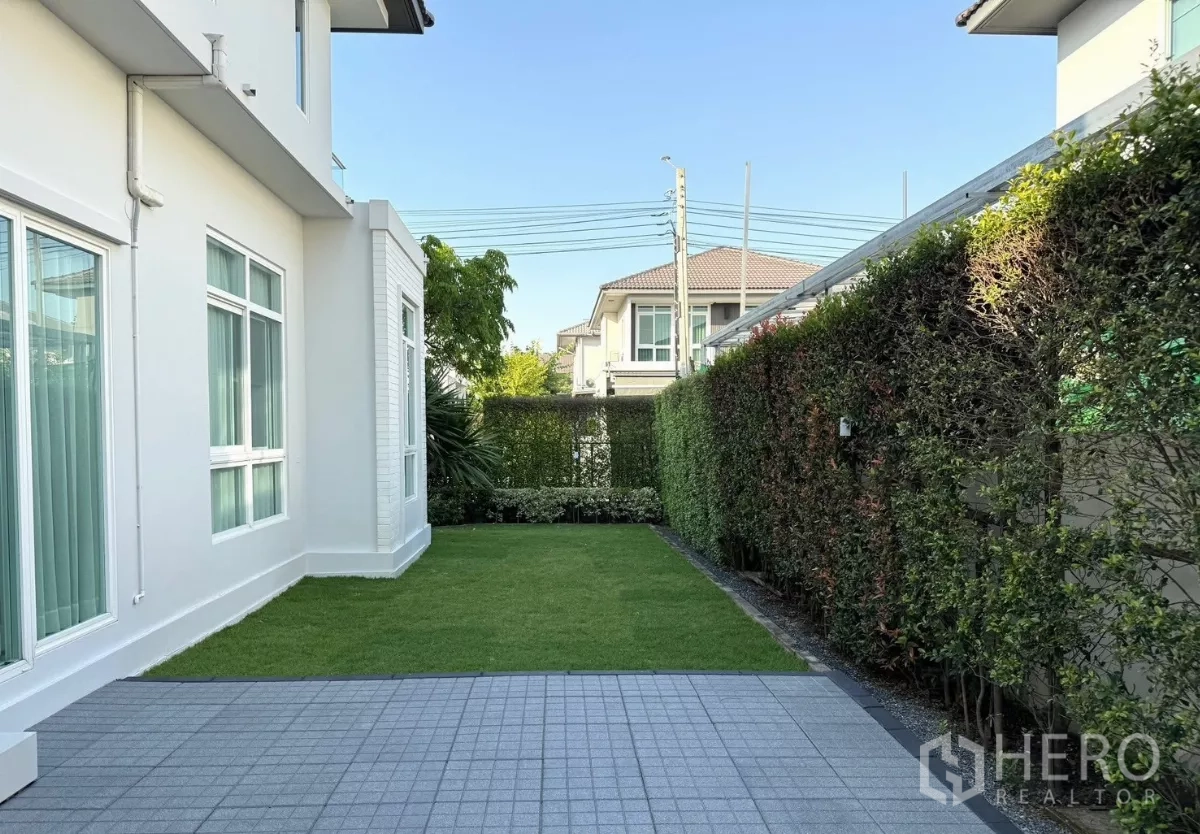 Detached House for rent in Prawet, Bangkok - Paved patio and grass yard along the side of the detached home
