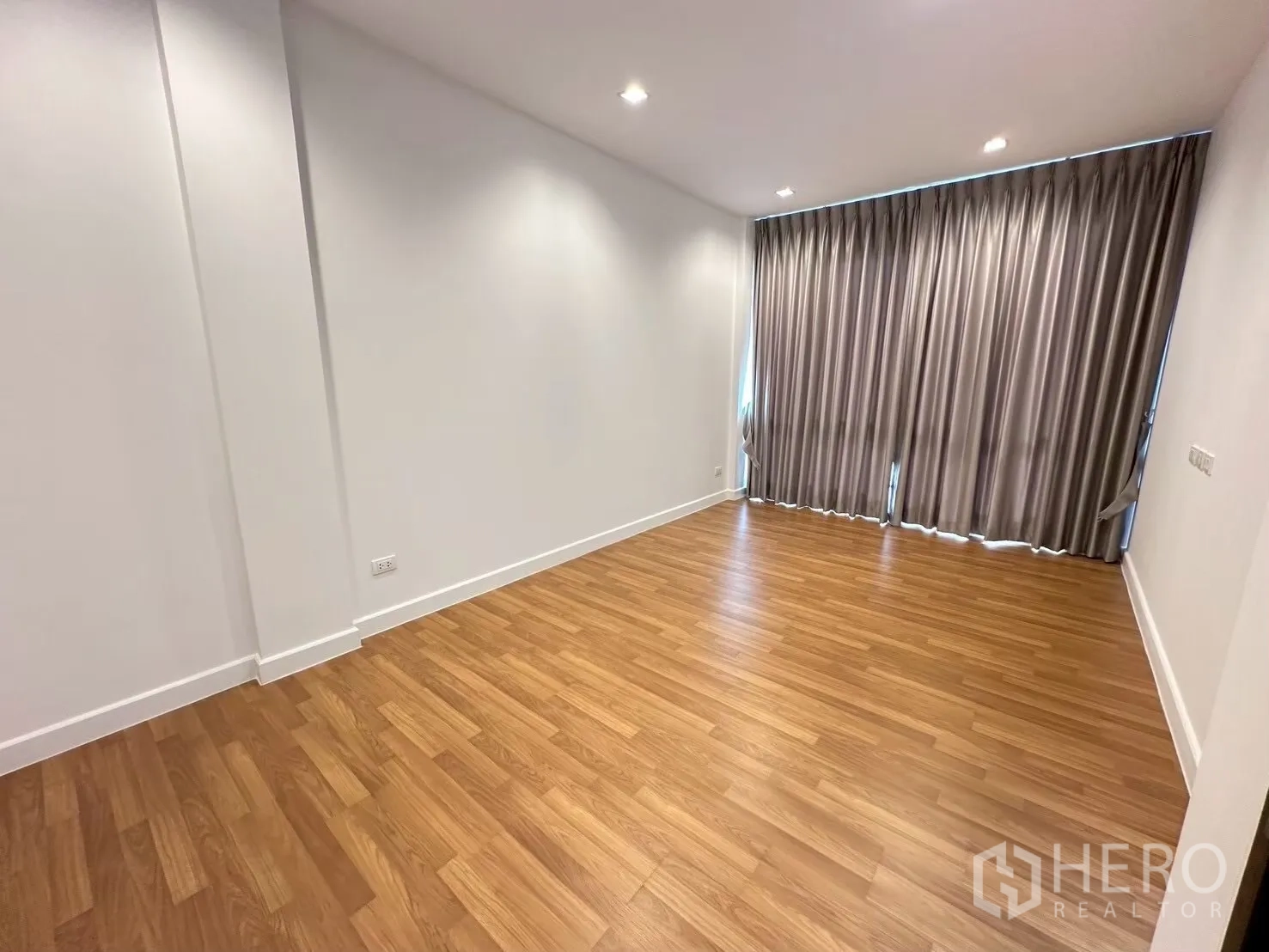 สำนักงานที่บ้าน for rent in Lat Phrao, Bangkok - ห้องอบอุ่น พื้นไม้ พร้อมผ้าม่านทึบแสงเต็มผนัง.