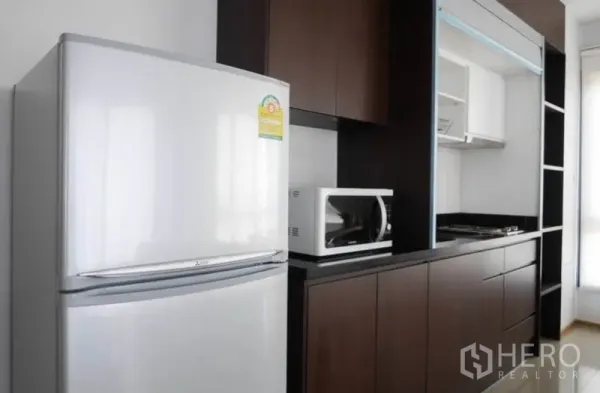 คอนโด ให้เช่าในPhaya Thai, Bangkok - ครัวทรงยาวตู้สีเข้ม พร้อมตู้เย็น ไมโครเวฟ และเตาไฟฟ้า