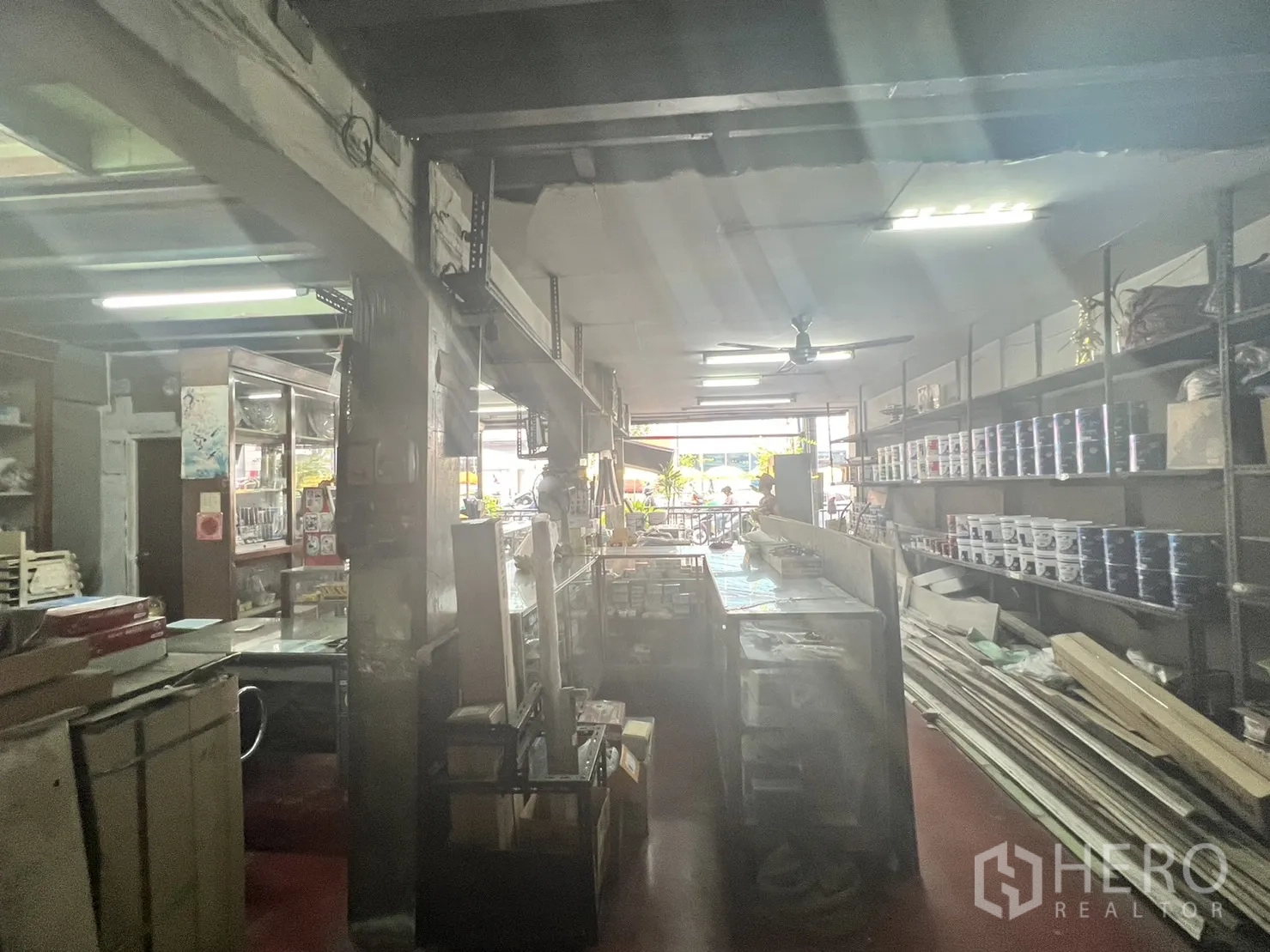 พื้นที่ขายปลีก ให้เช่าในWatthana, Bangkok - มุมมองไปยังหน้าร้านสว่าง มีเคาน์เตอร์ขายและชั้นวางทั้งสองฝั่ง