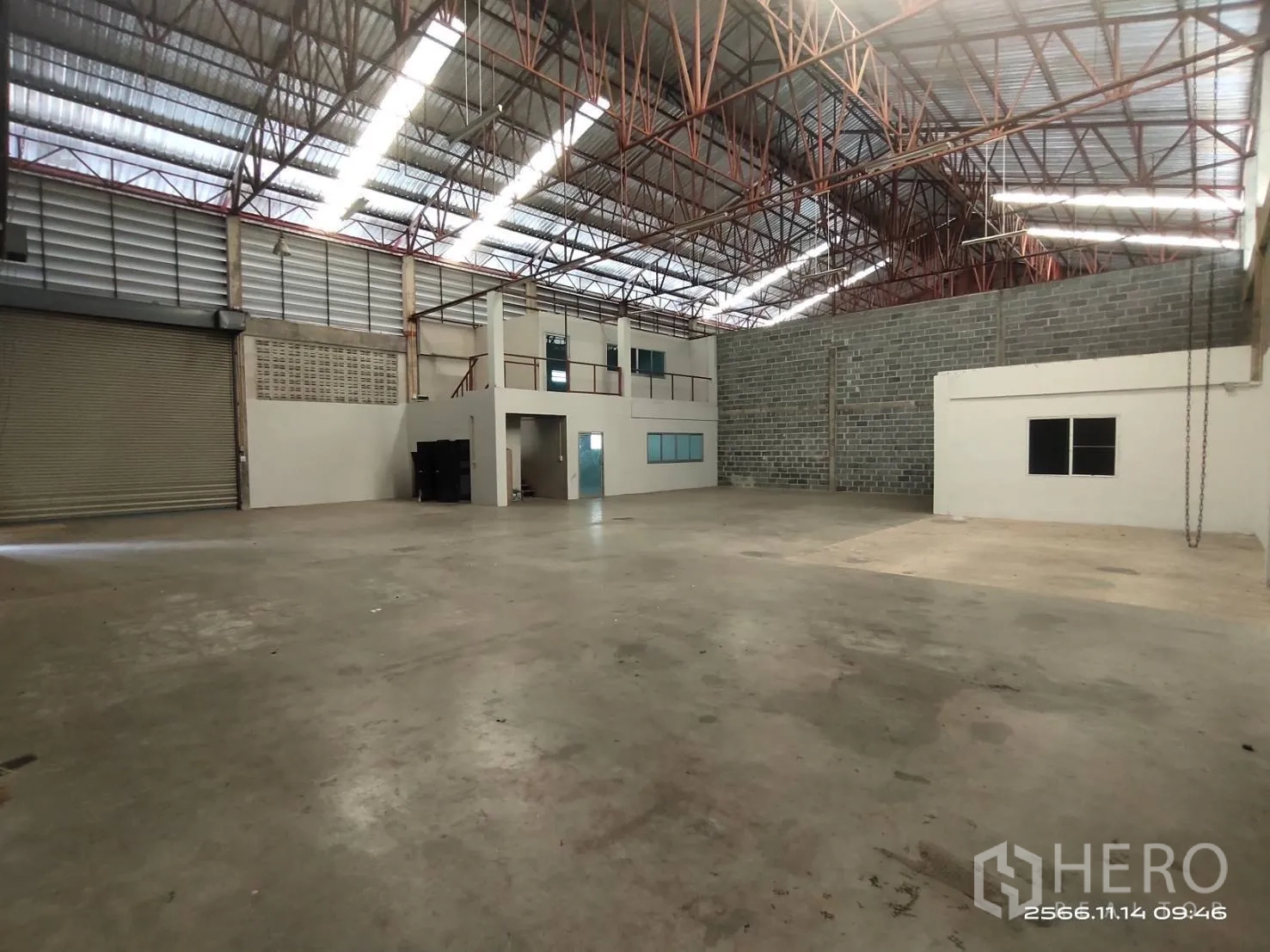 Warehouse for rent in Khlong Sam Wa, Bangkok - Spacious warehouse floor with mezzanine offices and ventilated wall panels.