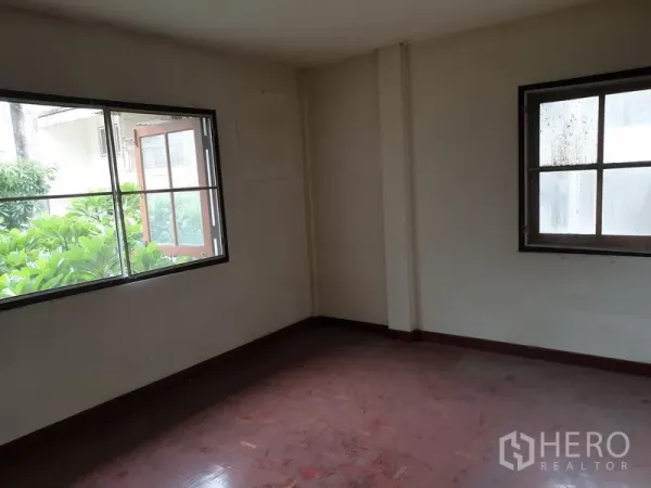 独立式住宅 出租或出售在Watthana, Bangkok - 转角卧室，大窗临绿景，自然采光充足。