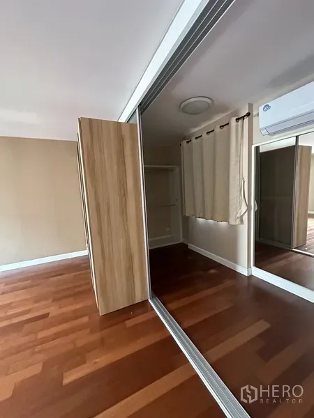 公寓 出租或出售在Yan Nawa, Bangkok - 卧室带镜面推拉衣柜、木地板和空调。