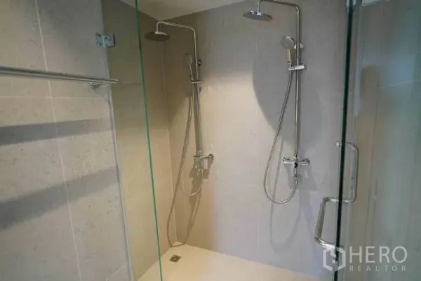 คอนโด ให้เช่าหรือขายในBang Na, Bangkok - ตู้ฝักบัวกระจกพร้อมฝักบัวเรนชาวเวอร์คู่และอุปกรณ์โครม