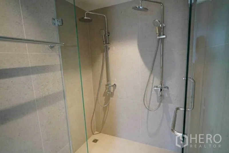 คอนโด ให้เช่าหรือขายในBang Na, Bangkok - ตู้ฝักบัวกระจกพร้อมฝักบัวเรนชาวเวอร์คู่และอุปกรณ์โครม