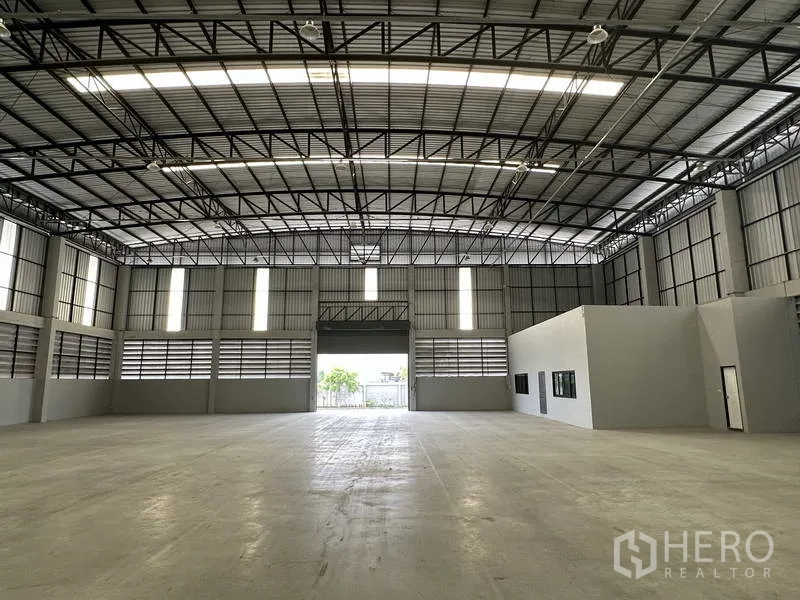 货栈 出租在Bang Phli, Samut Prakan - 前端作业区，大型卷帘门便于叉车进出，另有独立办公室入口。