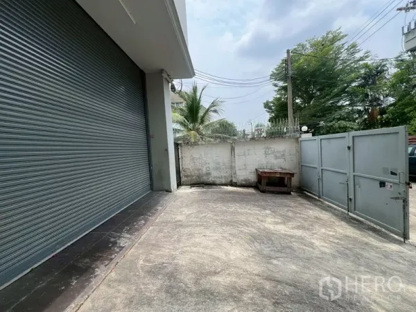 Warehouse for rent in Phra Khanong, Bangkok - Private loading yard with steel double gate and oversized roller shutter