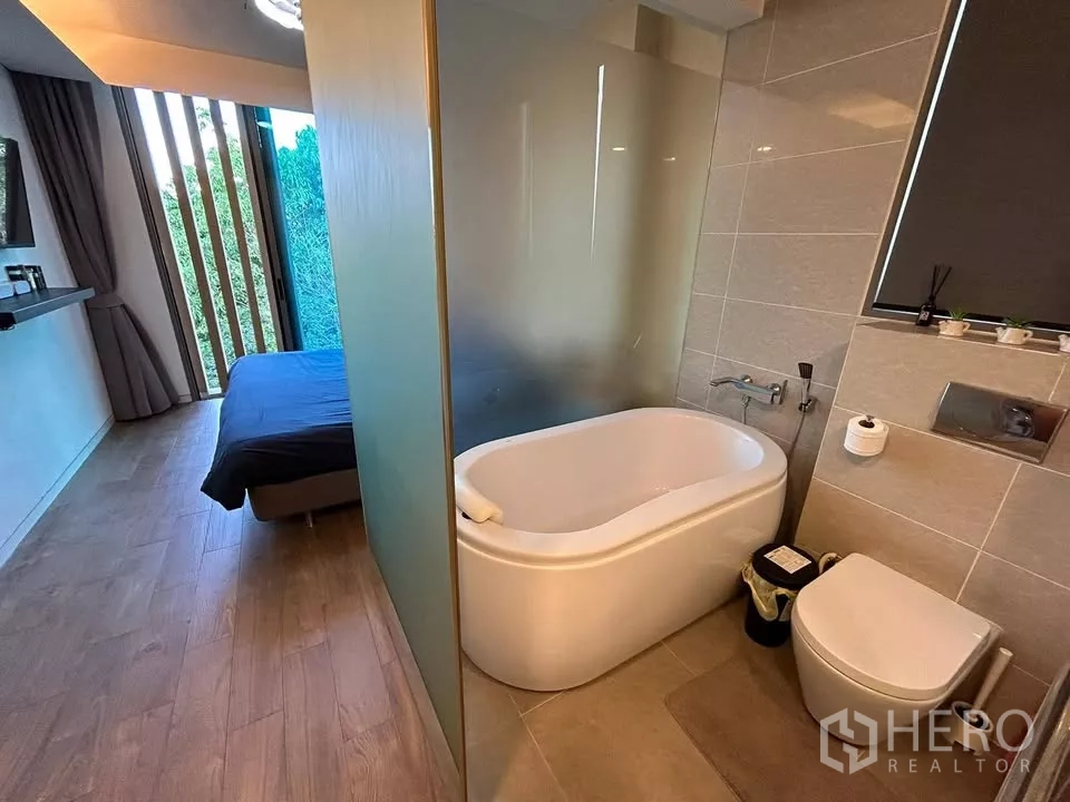 คอนโด ให้เช่าในWatthana, Bangkok - ห้องน้ำในตัวมีอ่างอาบน้ำแบบลอยตัว โถสุขภัณฑ์ และฉากกั้นฝ้า