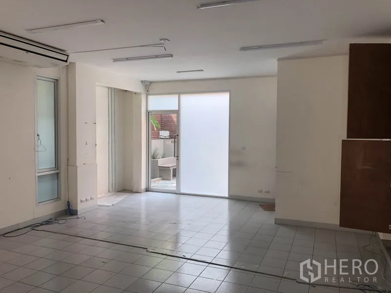 สำนักงานที่บ้าน ให้เช่าในWang Thonglang, Bangkok - พื้นที่ทำงานกว้างพื้นกระเบื้อง พร้อมประตูกระจกฝ้าสไลด์ออกสู่เทอเรซเล็ก