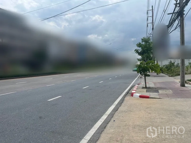 ที่ดิน ให้เช่าในBang Khun Thian, Bangkok - ถนนใหญ่หลายเลนพร้อมทางเท้าและเสาไฟ อยู่ใกล้แปลงที่ดิน