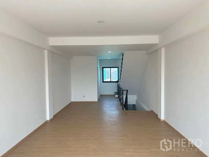 สำนักงานที่บ้าน ขายในBang Yai, Nonthaburi - มุมมองพื้นที่ทำงานชั้นบน เห็นบันไดและหน้าต่างด้านข้าง