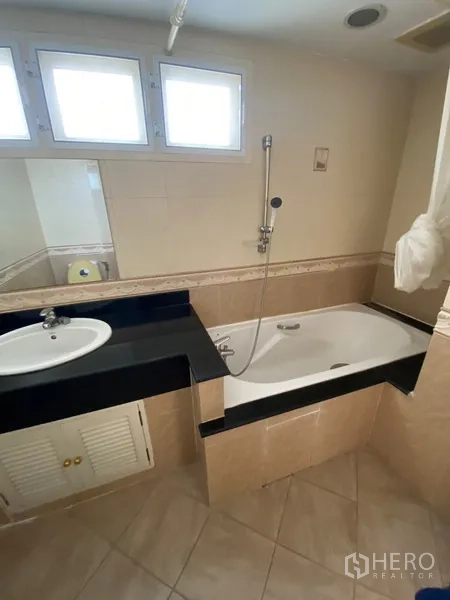 อพาร์ทเมนท์ ให้เช่าในWatthana, Bangkok - ห้องน้ำอีกห้องมีอ่างอาบน้ำ เคาน์เตอร์อ่าง และหน้าต่างระบายอากาศด้านบน