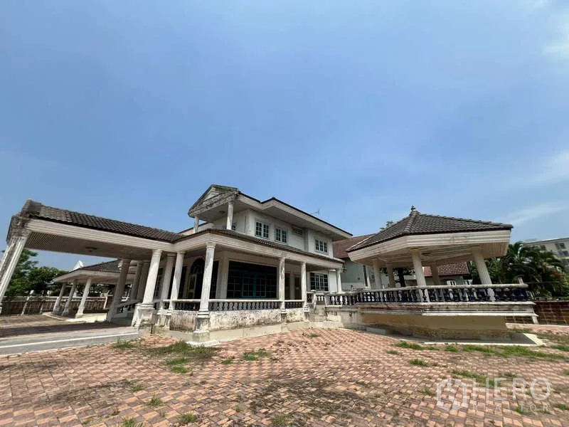 Detached House for rent in Prawet, Bangkok - Rear view of the house with pavilion and raised terrace.