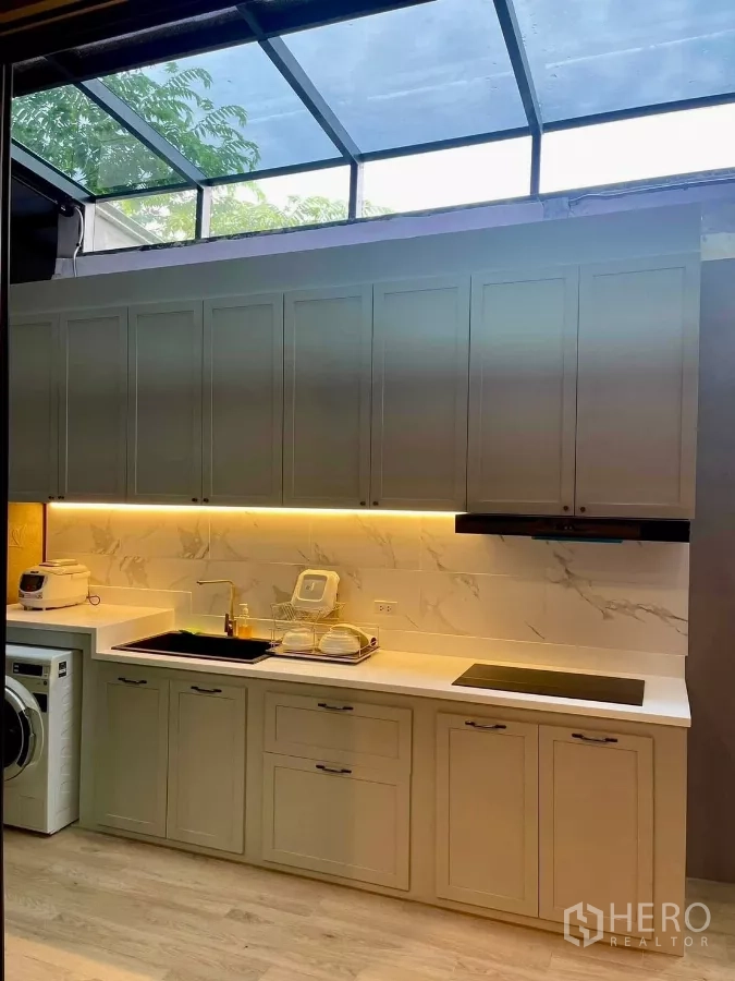 ทาวน์เฮาส์ ให้เช่าในChatuchak, Bangkok - ครัวไทยสว่างหลังคาสกายไลท์ ผนังลายหินอ่อนพร้อมมุมซักล้าง
