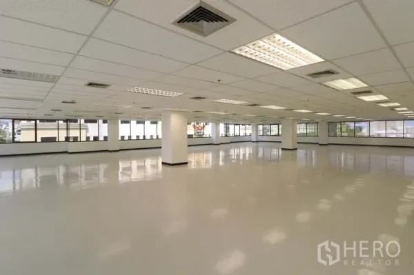办公空间 出租在Bang Rak, Bangkok - 大型未配家具的办公区，吊顶空调出风口与全景窗户。