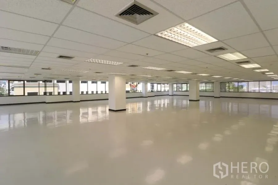 办公空间 出租在Bang Rak, Bangkok - 大型未配家具的办公区，吊顶空调出风口与全景窗户。