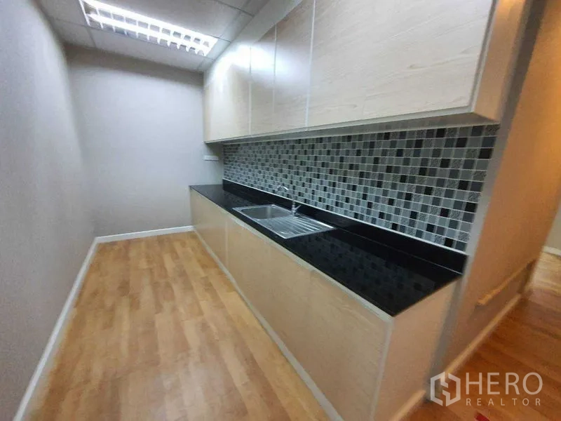 สำนักงาน ให้เช่าในDin Daeng, Bangkok - แพนทรีขนาดกะทัดรัด เคาน์เตอร์สีดำ อ่างล้างจาน และผนังโมเสก