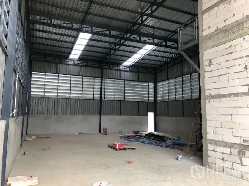 คลังสินค้า ให้เช่าในLam Luk Ka, Pathum Thani - ยูนิตโกดังโล่ง หลังคามีแผ่นรับแสงและช่องลมระบายอากาศ