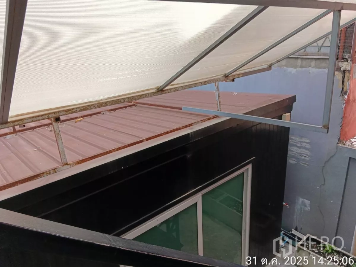 零售空间 出租在Huai Khwang, Bangkok - 新增屋顶雨棚与金属框架覆盖楼间空间。