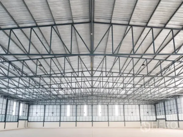 工厂 出租在Si Racha, Chon Buri - 仓库内部钢桁架屋顶与采光带