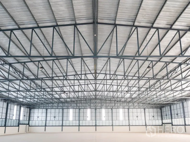 工厂 出租在Si Racha, Chon Buri - 仓库内部钢桁架屋顶与采光带