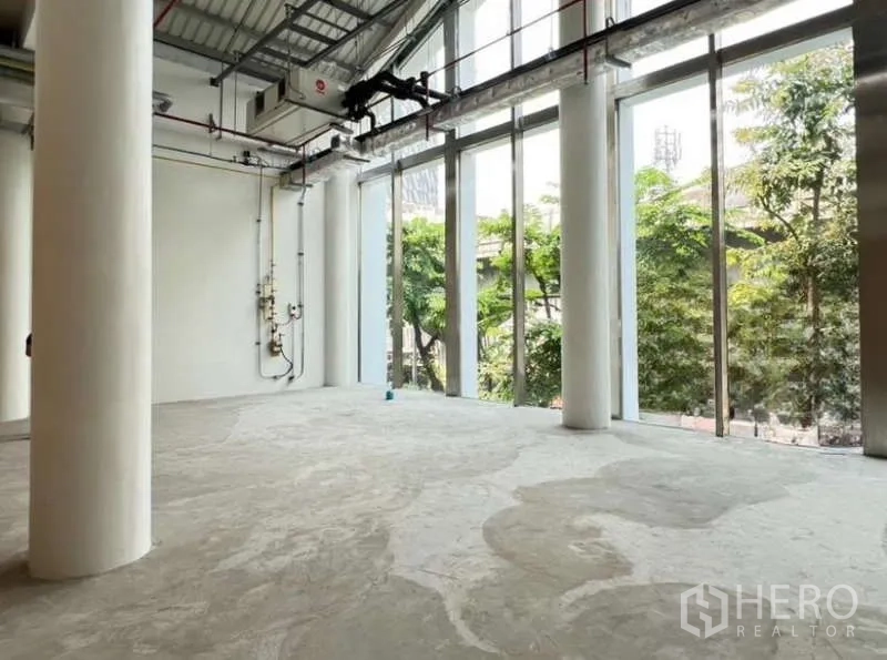 พื้นที่ขายปลีก ให้เช่าในPhaya Thai, Bangkok - พื้นที่ค้าปลีกสภาพเปลือกอาคาร กระจกสูงชนฝ้า เสากลม พื้นคอนกรีต และงานระบบ MEP โชว์ พร้อมวิวต้นไม้ริมถนน