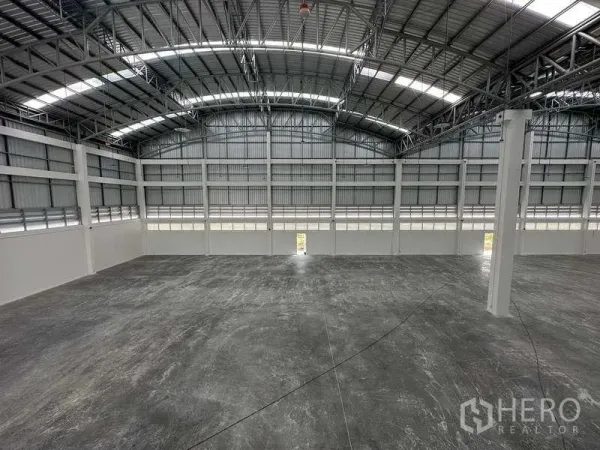 Factory for rent in Khlong Luang, Pathum Thani - Open production floor with polished concrete and high-bay ceiling providing natural light.