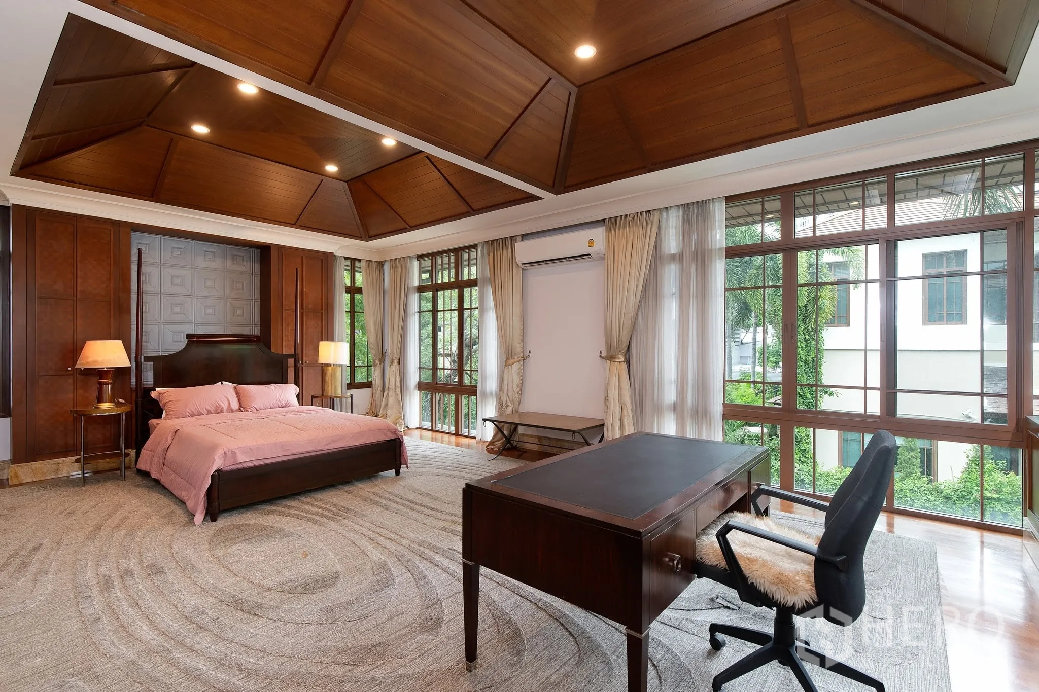独栋房屋 for rent or sale in Watthana, Bangkok - 大卧室设书桌与通高窗，可观花园景致。