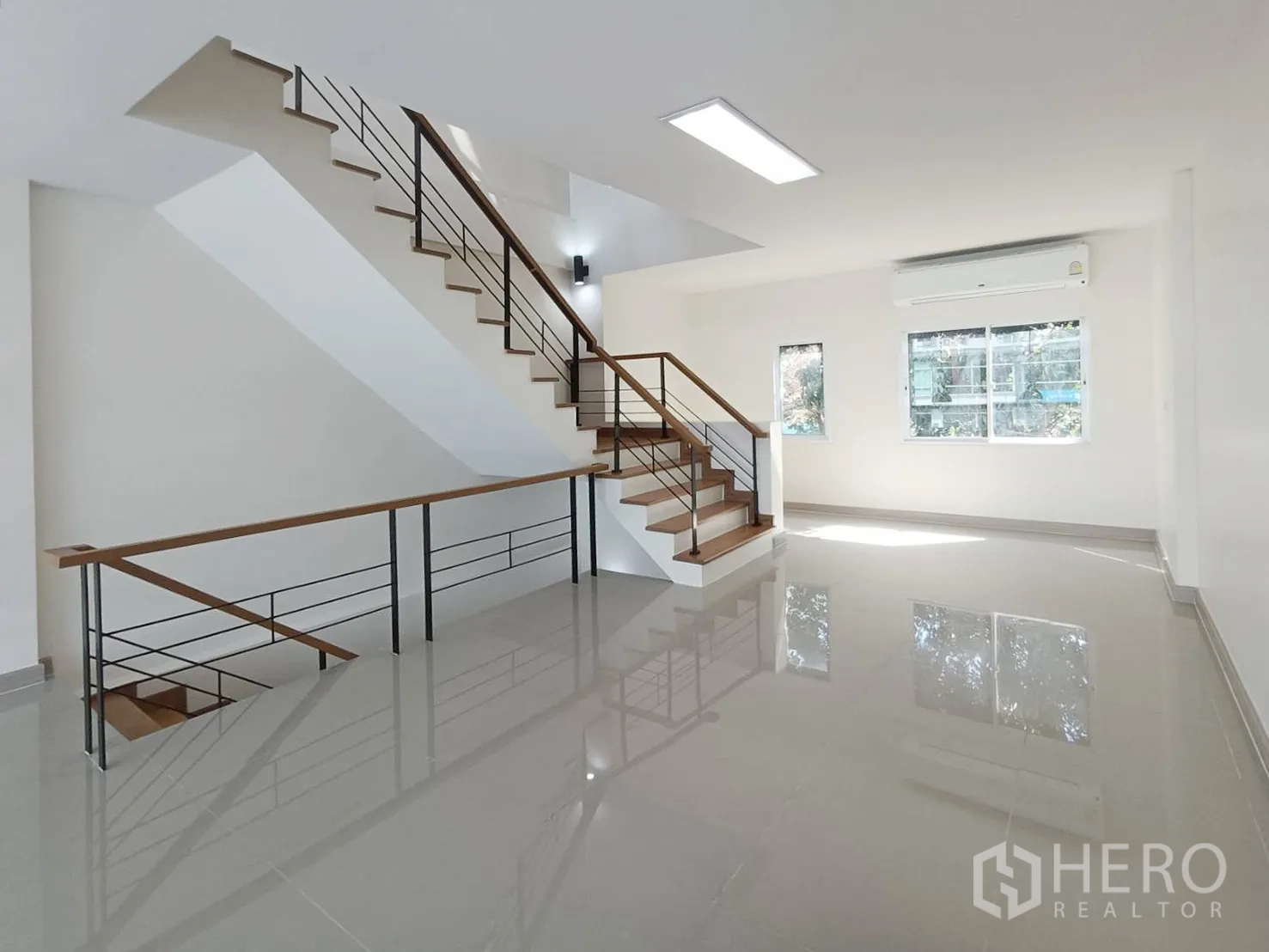 带办公室的家 for rent or sale in Prawet, Bangkok - 明亮的上层空间，L形楼梯、两扇窗与壁挂式空调。