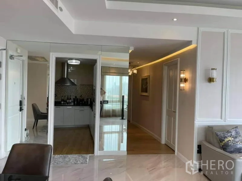 คอนโด ขายในPathum Wan, Bangkok - โถงทางเข้าผนังกระจกเชื่อมไปยังครัวแยกสมัยใหม่พร้อมฮู้ดดูดควัน