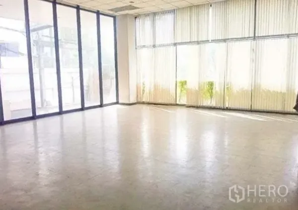 คลังสินค้า ให้เช่าในBang Phli, Samut Prakan - พื้นที่สำนักงาน/โชว์รูมกระจก ผนังกระจกเต็มบานพร้อมมู่ลี่แนวตั้ง