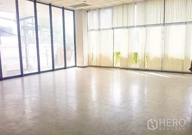 คลังสินค้า ให้เช่าในBang Phli, Samut Prakan - พื้นที่สำนักงาน/โชว์รูมกระจก ผนังกระจกเต็มบานพร้อมมู่ลี่แนวตั้ง