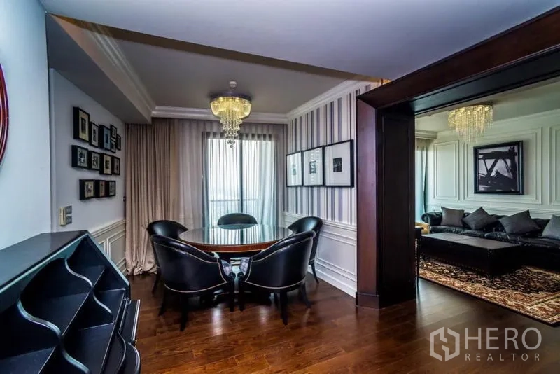 คอนโด ให้เช่าหรือขายในKhlong Toei, Bangkok - โถงรับประทานอาหารและนั่งเล่น โคมแชนเดอเลียร์ ผนังลายทาง และโต๊ะกลม