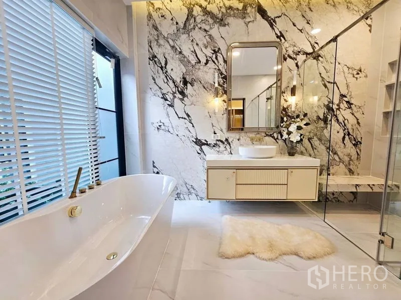 บ้าน ให้เช่าหรือขายในSaphan Sung, Bangkok - ห้องน้ำหรู อ่างอาบน้ำเดี่ยว ผนังลายหินอ่อน และห้องอาบน้ำกระจก