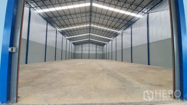 คลังสินค้า ให้เช่าในBang Kruai, Nonthaburi - ภายในโกดังโล่งกว้าง พื้นคอนกรีตเรียบ และโครงเหล็กหลังคา