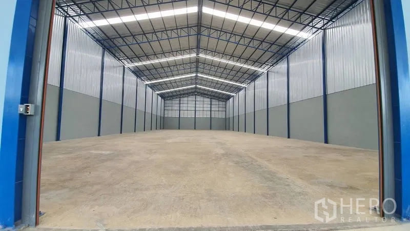 คลังสินค้า ให้เช่าในBang Kruai, Nonthaburi - ภายในโกดังโล่งกว้าง พื้นคอนกรีตเรียบ และโครงเหล็กหลังคา