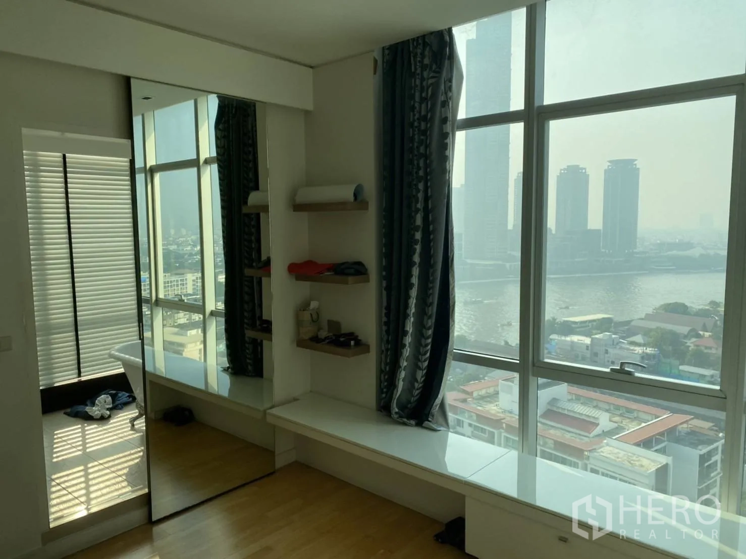 คอนโด ให้เช่าในKhlong San, Bangkok - ห้องนอนสว่าง หน้าต่างบานใหญ่เห็นวิวแม่น้ำ พร้อมกระจกและชั้นวาง